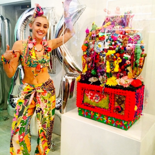 
	
	Miley Cyrus đã bỏ ra 2.000 USD mua những vật liệu để hoàn thành tác phẩm này của cô.